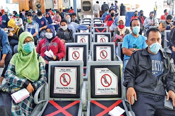 Sejumlah calon penumpang antre membatalkan tiket perjalanan kereta api di Stasiun Pasar Senen, Jakarta, Kamis (23/4/2020).