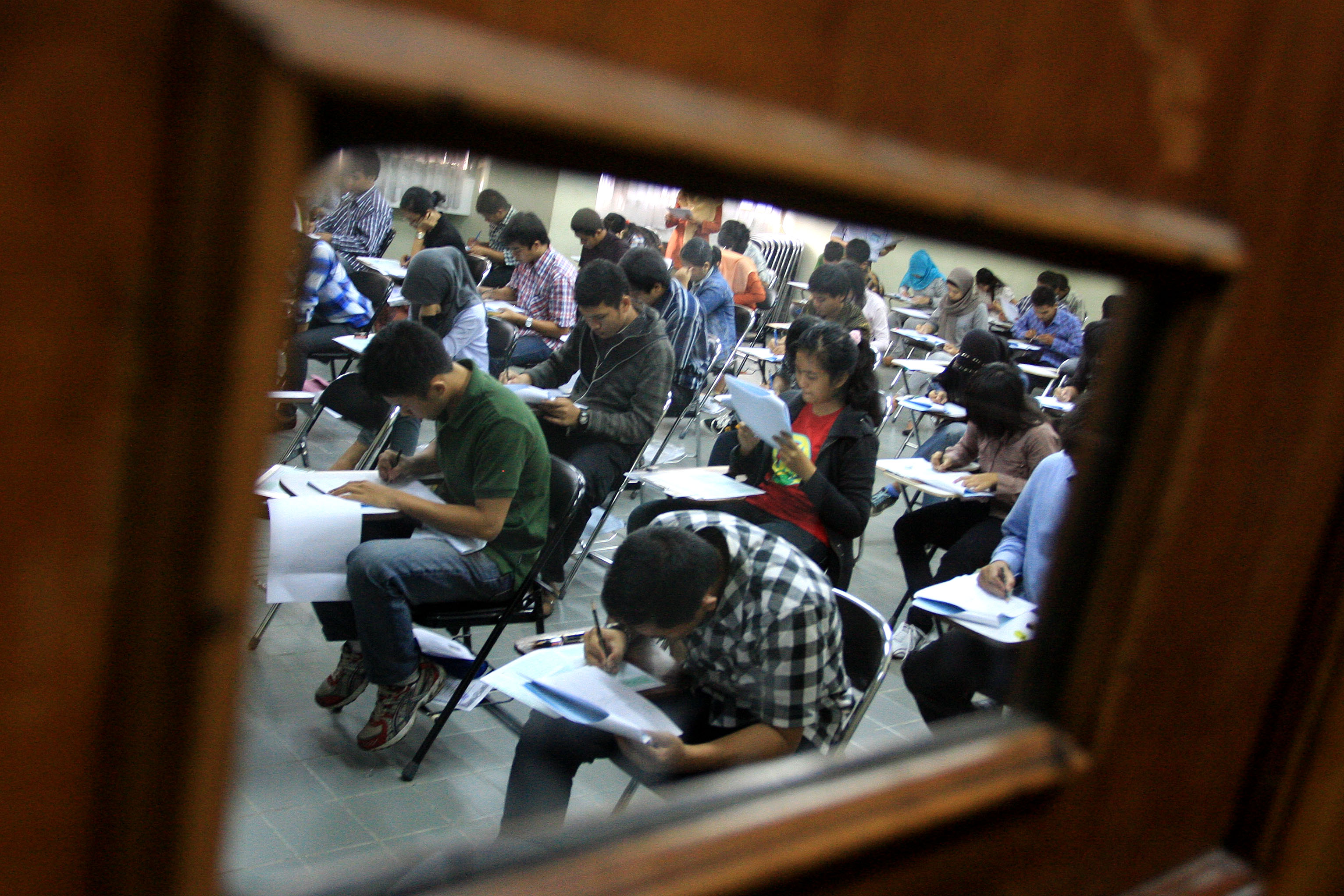 Sejumlah peserta mengikuti Seleksi Nasional Masuk Perguruan Tinggi Negeri (SNMPTN) di Universitas Gajah Mada (UGM), Yogyakarta