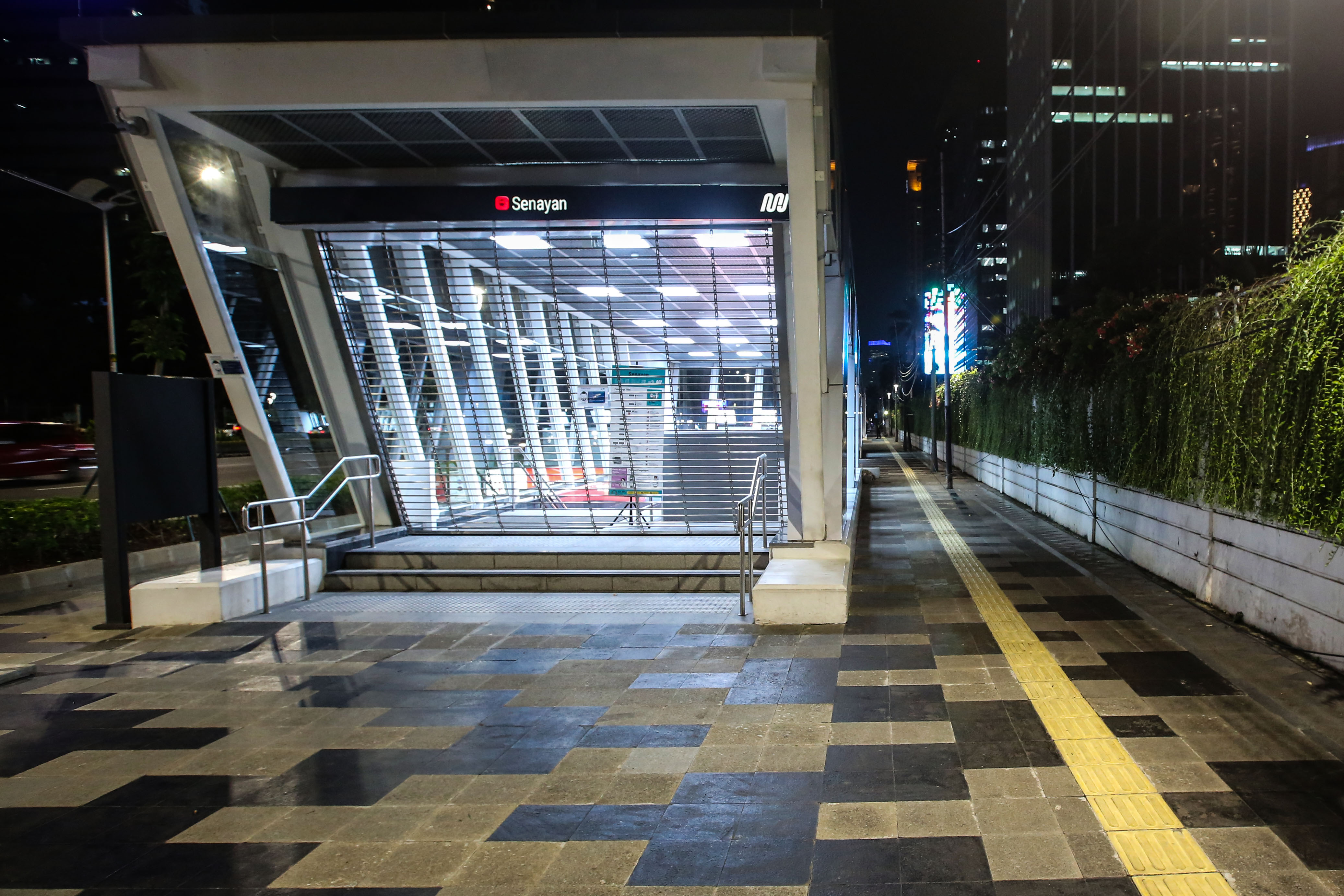Pintu akses masuk ke stasiun MRT ditutup dalam upaya pencegahan penyebaran covid-19