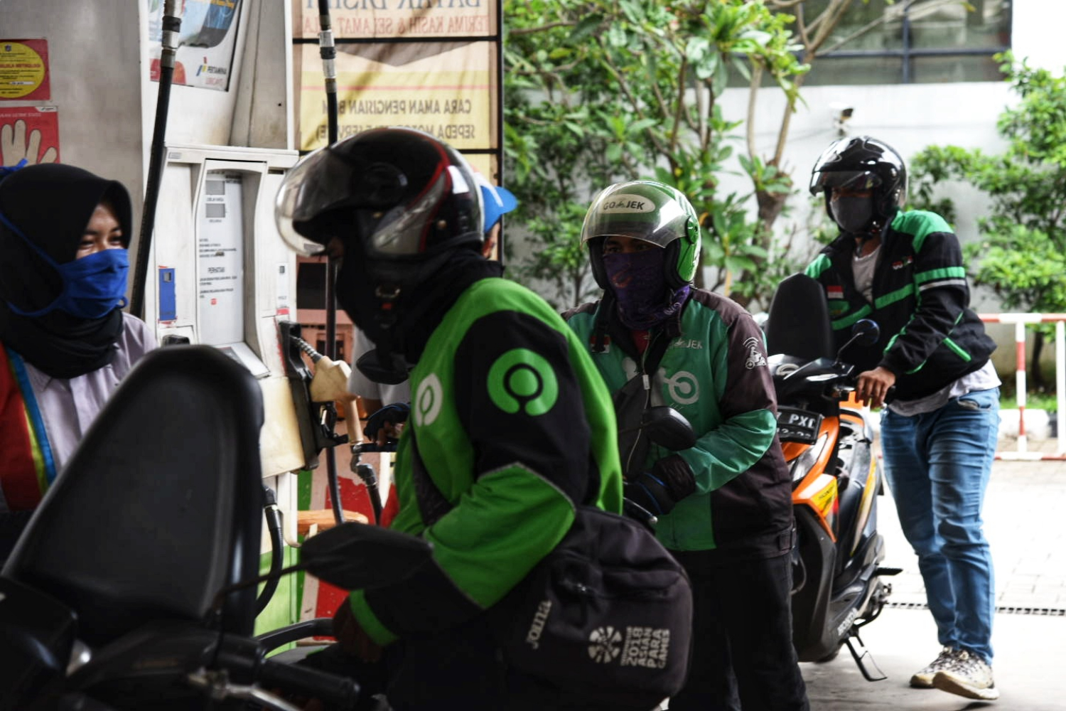 Pengemudi ojek daring (ojol) mengisi bahan bakar di Stasiun Bahan Bakar Umum (SPBU) kawasan Cikini, Jakarta Pusat, Selasa (14/4).