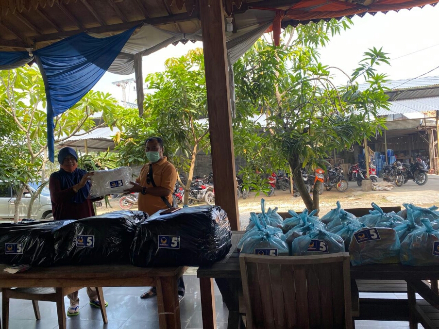 Partai NasDem Blora membagikan alat pelindung diri untuk tenaga medis, Rabu (8/4/2020).