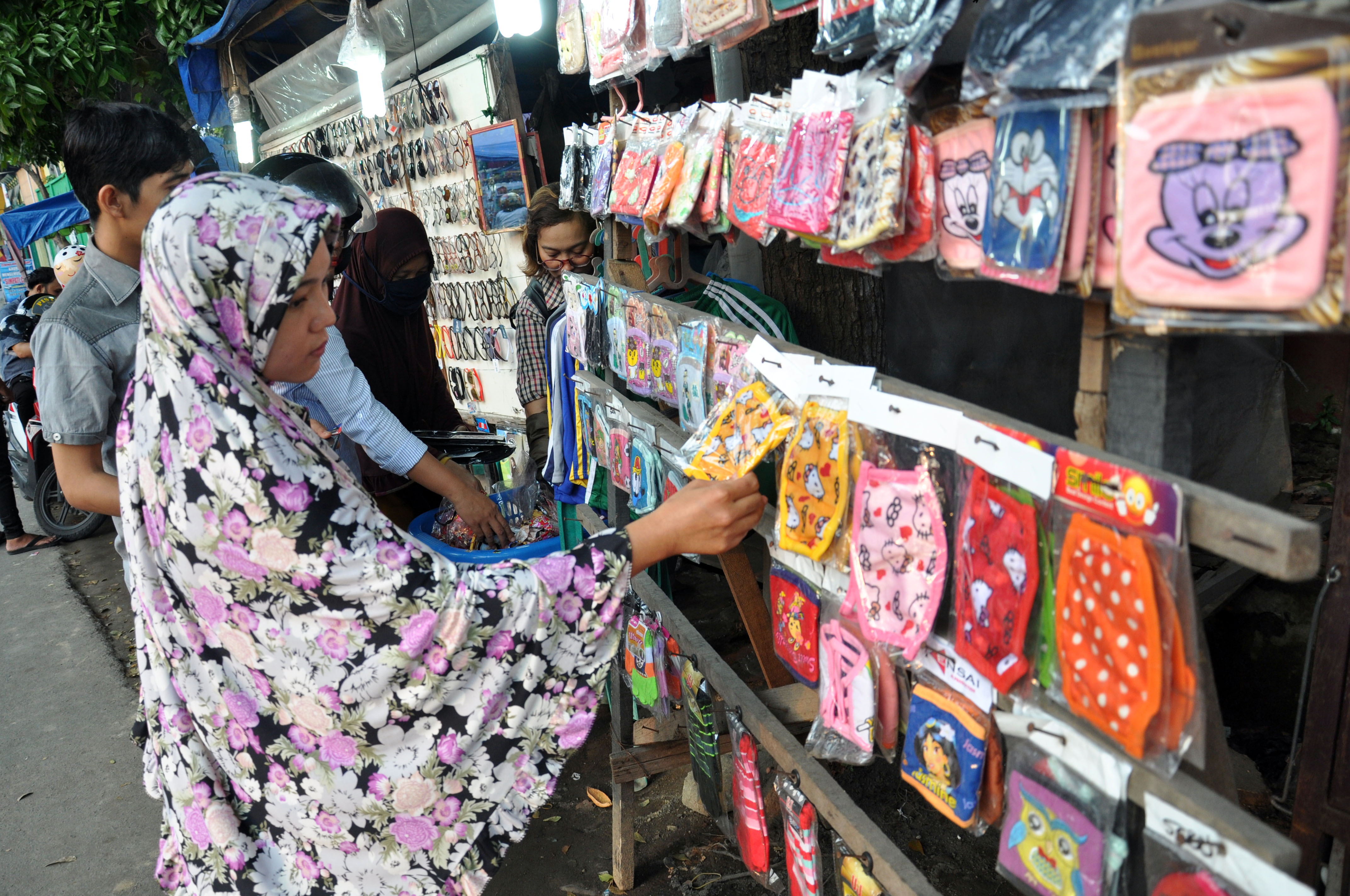 Sejumlah warga melihat masker berbahan kain yang dijual Rp10 ribu-Rp25 ribu di Medan, Sumatra Utara.