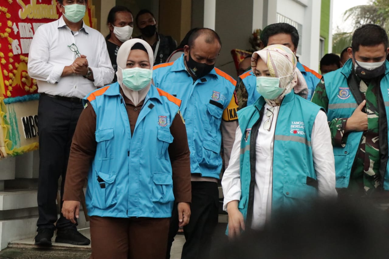 Wali Kota Tangerang Selatan, Airin Rachmi Diany (kanan).