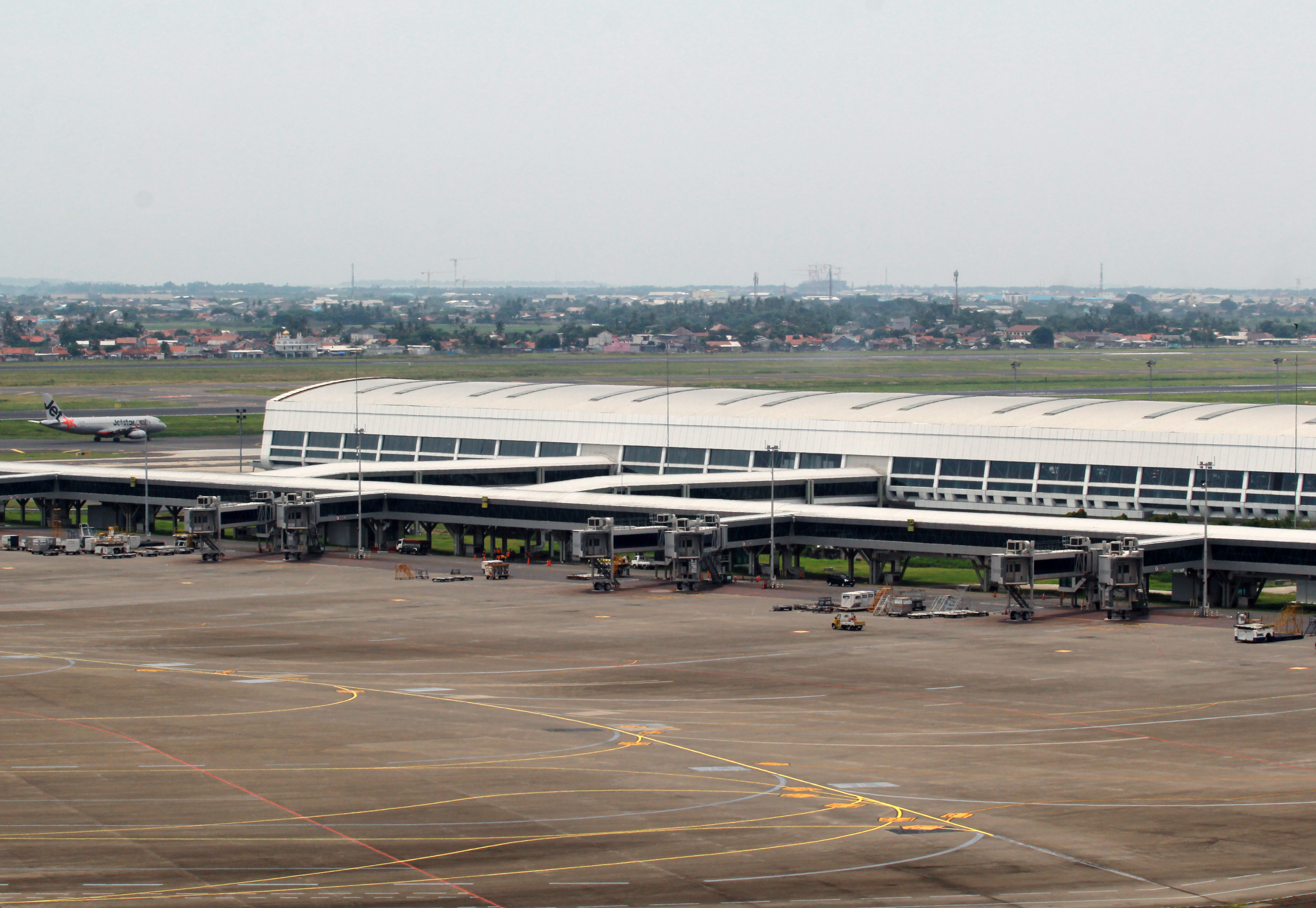 Apron parkir Bandara Soekarno-Hatta yang sepi 