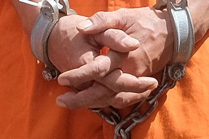 Ilustrasi tangan diborgol