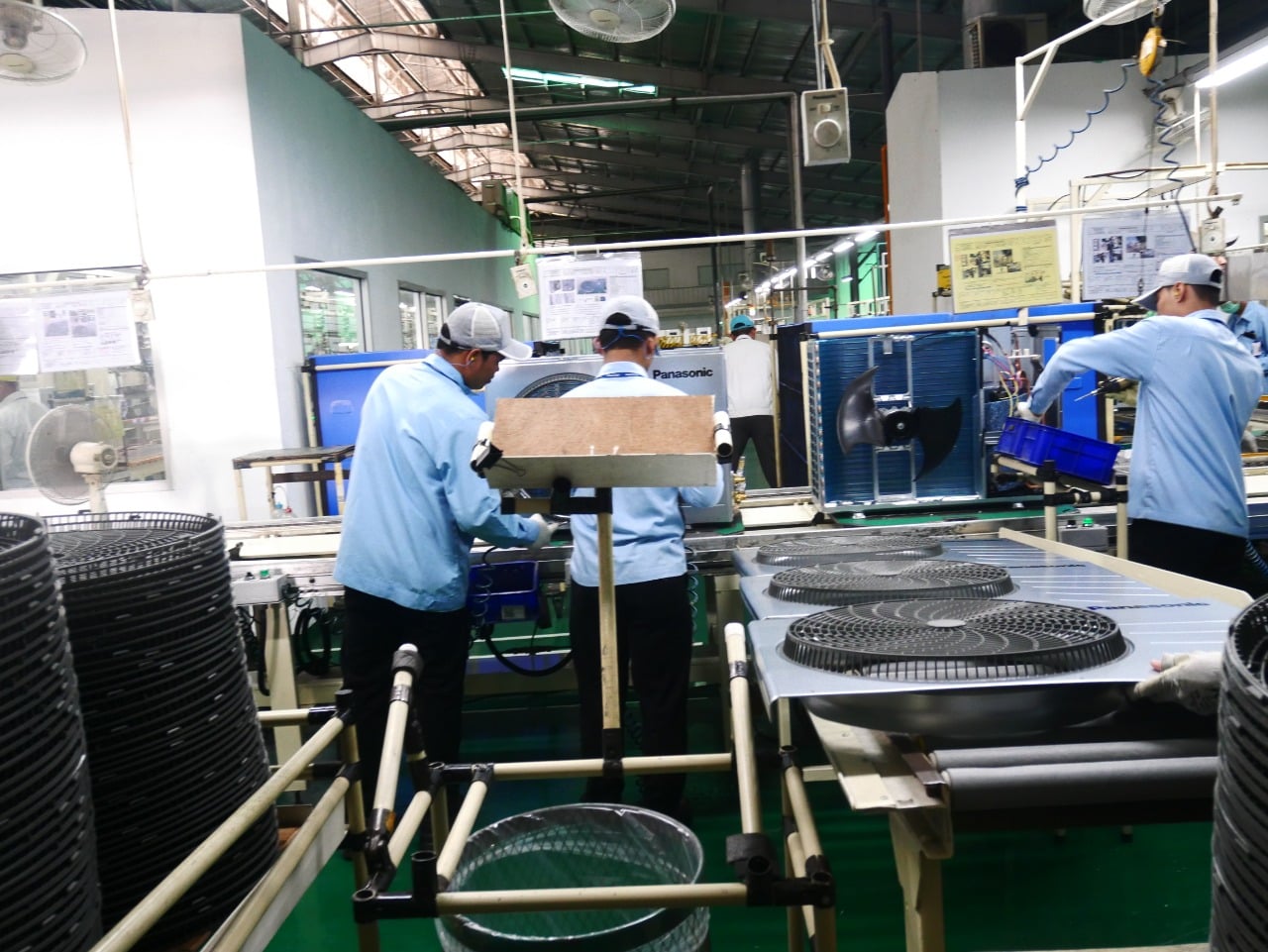 Aktivitas perakitan barang elektronik di fasilitas manufaktur Panasonic Gobel Indonesia