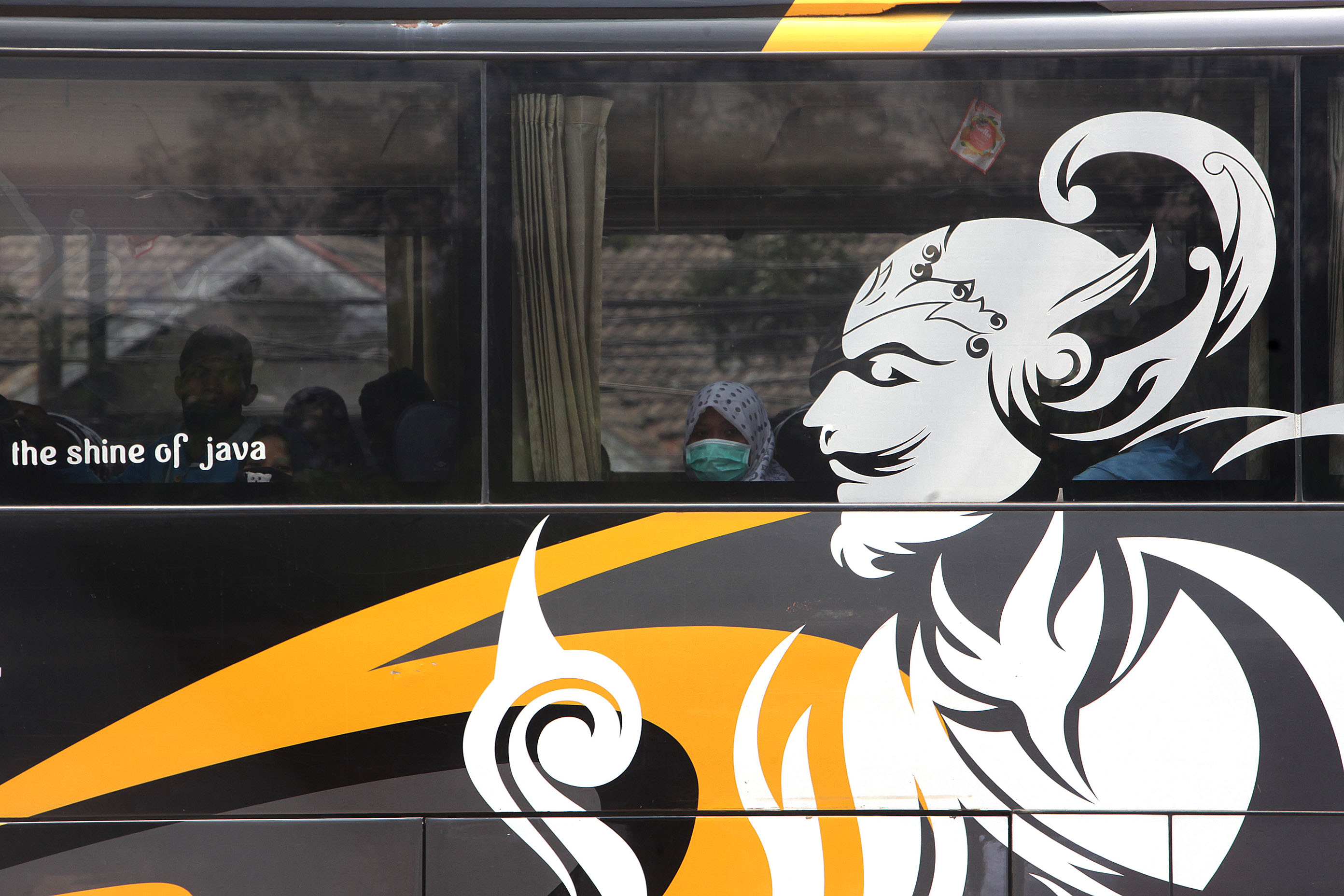 Calon penumpang menunggu bus keberangkatan ke beberapa daerah di Timur Jawa di terminal bayangan Lebak Bulus, Jakarta, Minggu (29/3).