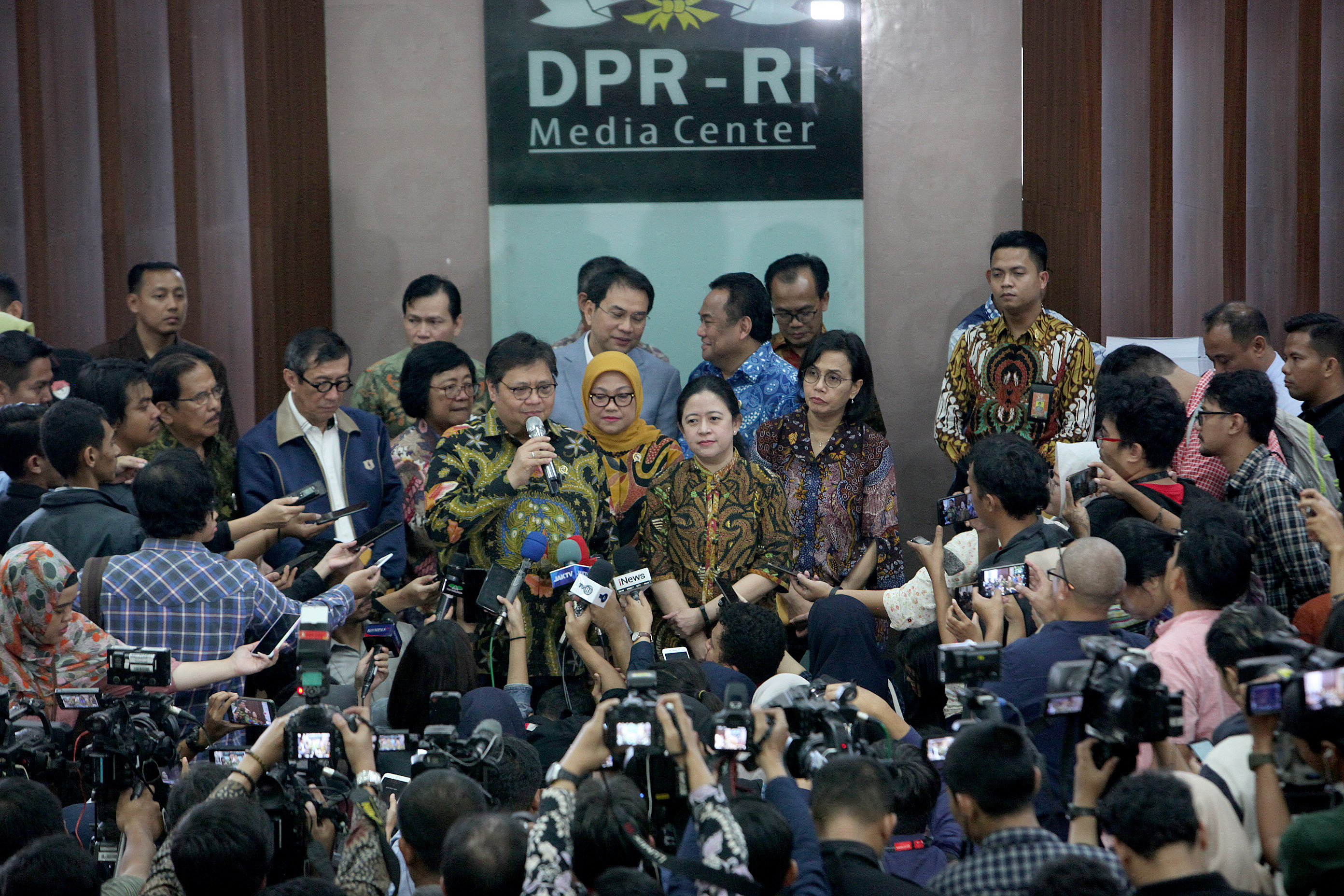  Sejumlah menteri Kabinet Kerja menyerahkan surat presiden (supres) terkait RUU Omnibus Law Cipta Kerja ke DPR.