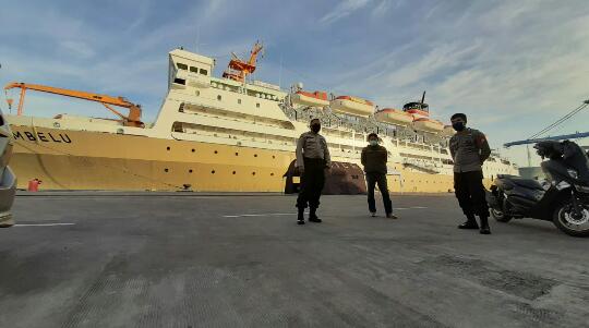 Polisi berjaga di depan KM Lambelu yang  bersandar di Pelabuhan Peti Kemas Makassar, Selasa (14/4/2020).