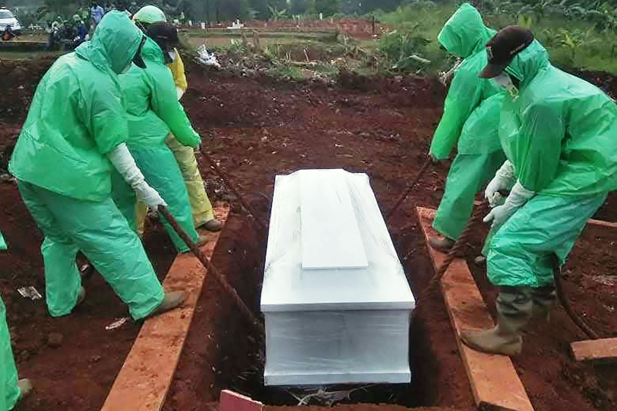 Pemakaman pasien covid-19 di TPU Pondok Ranggon, Jakarta Timur.