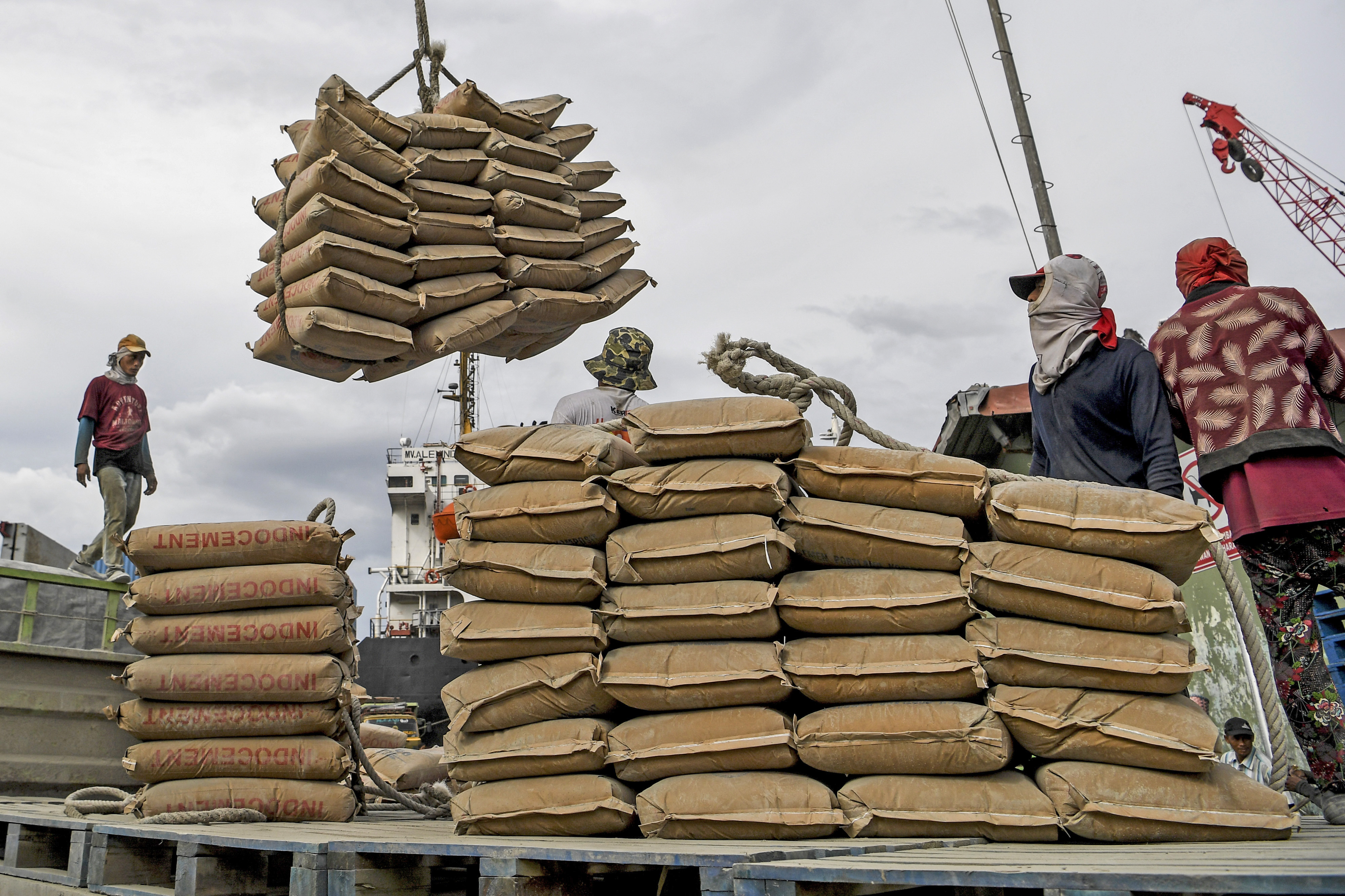 Sejumlah pekerja tengah melakukan bongkar muat semen kedalam kapal di Pelabuhan Sunda Kelapa, Jakarta.