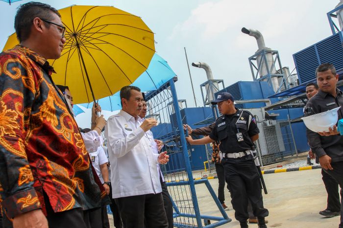 Gubernur Riau Syamsuar (kedua kiri)