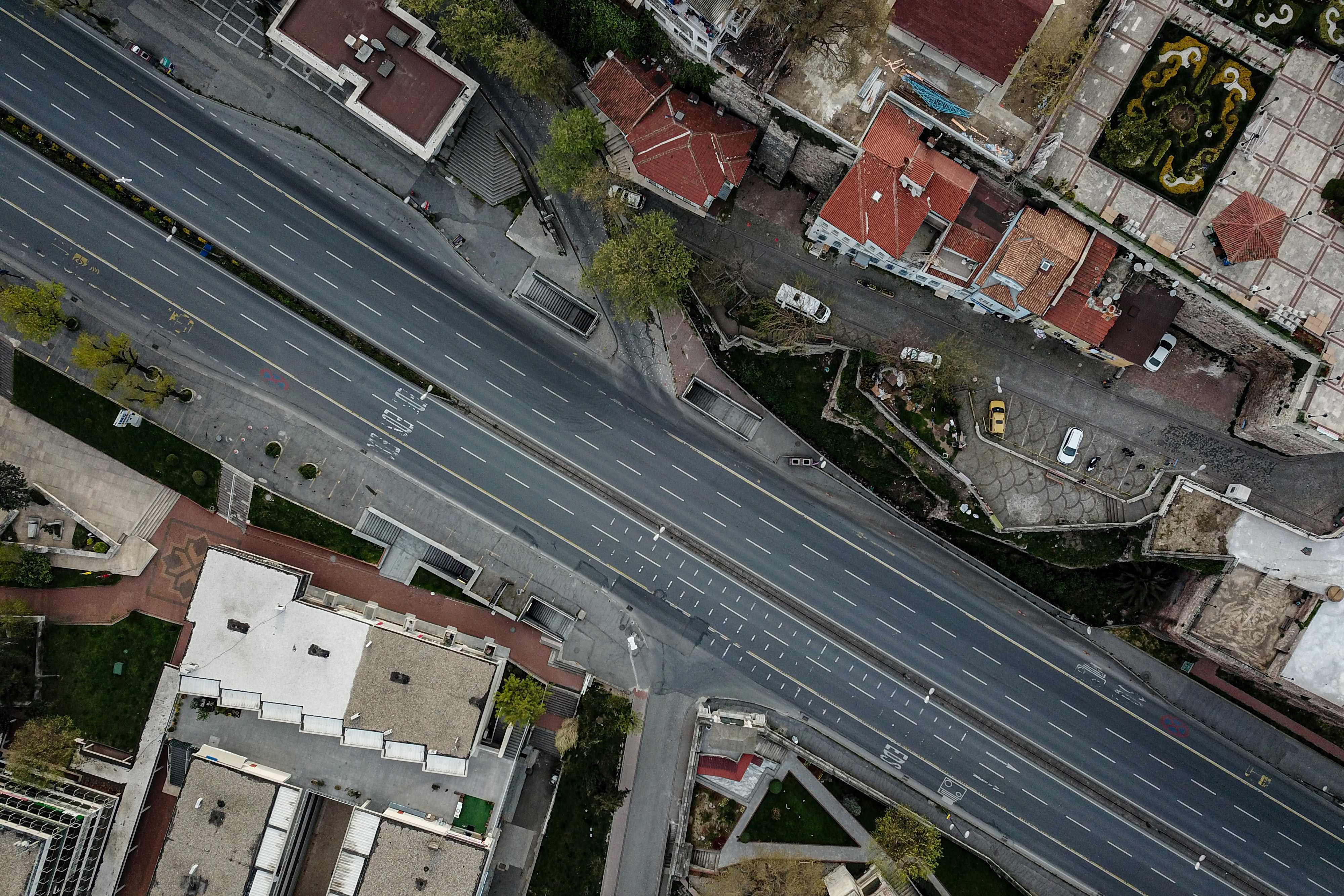 Gambar dari udara ini menunjukkan jalan di Kota Istanbul, Turki yang kosong setelah pemerintah memberlakukan lockdown pada akhir pekan lalu.