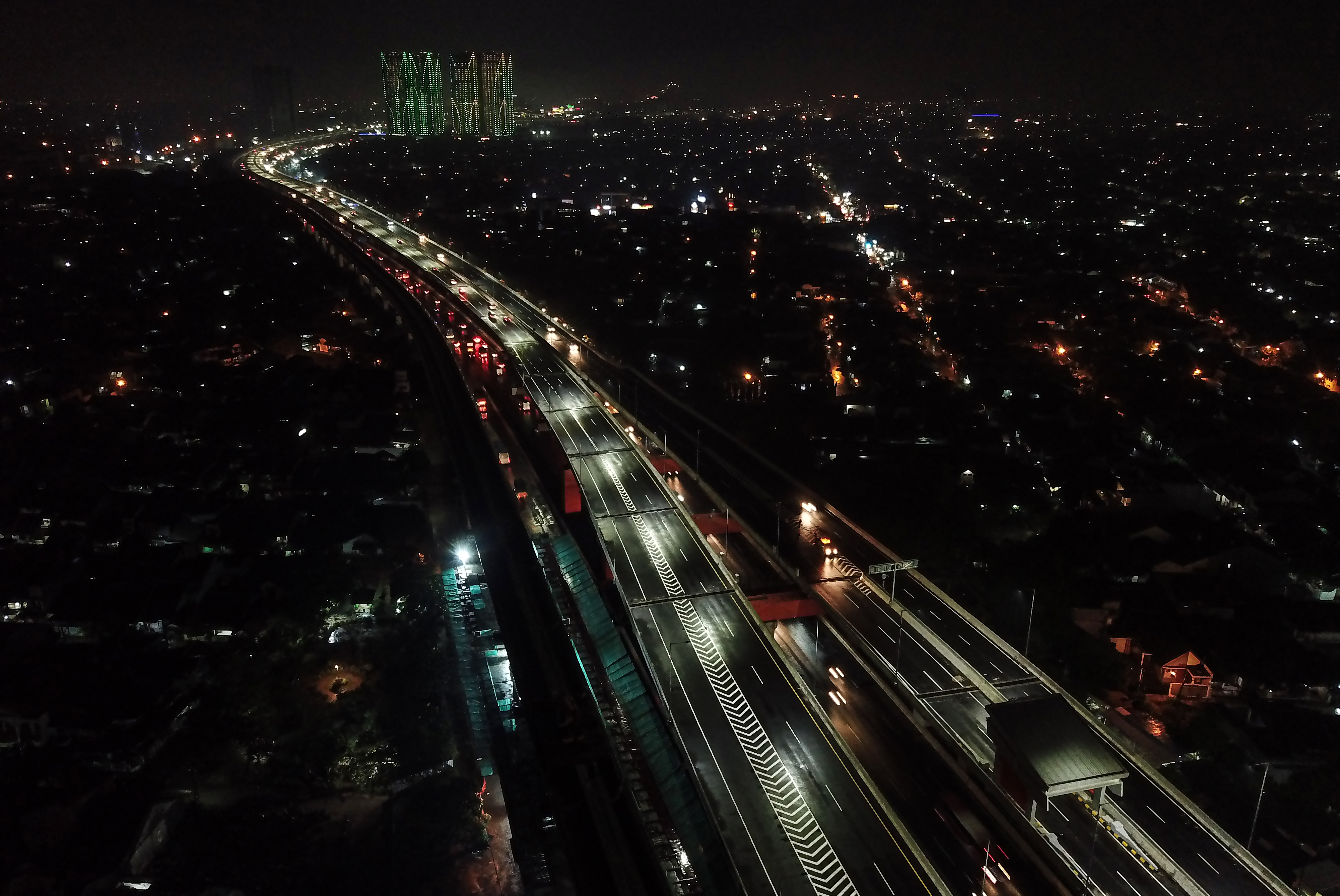 Jalan tol layang Jakarta-Cikampek di waktu malam