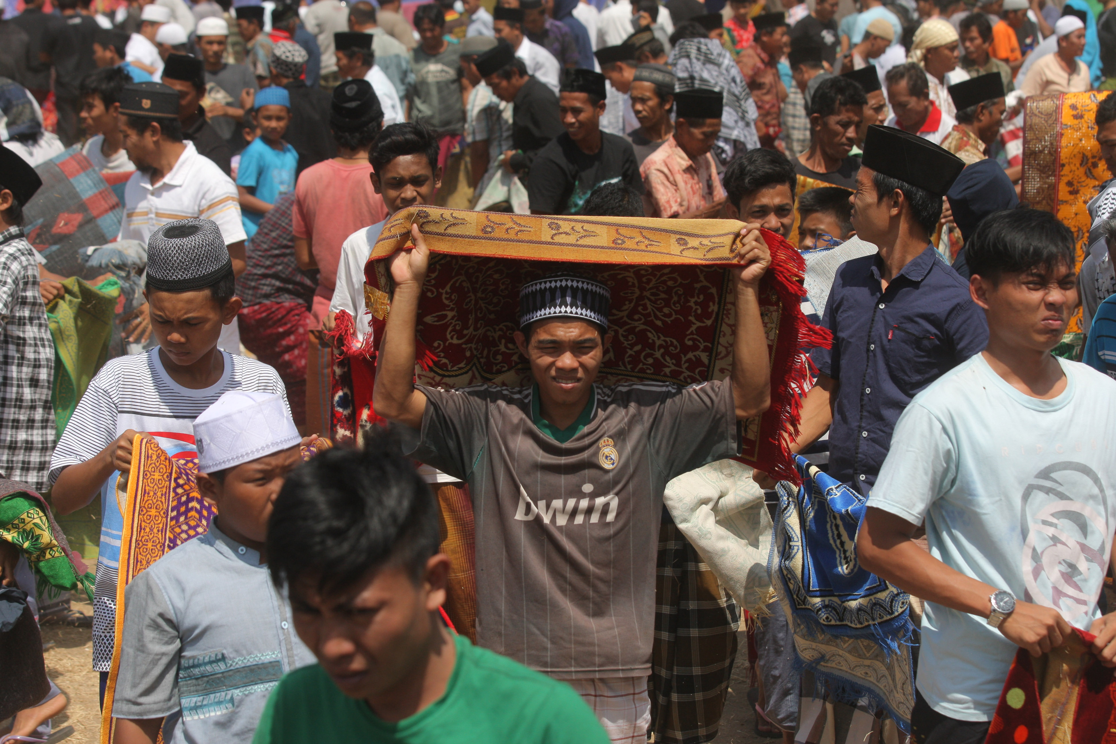 Para jemaah salat Jumat di Lombok, NTB. MUI mengeluarkan fatwa ditiadakan salat Jumat  di tengah pandemi. (foto ilustrasi).