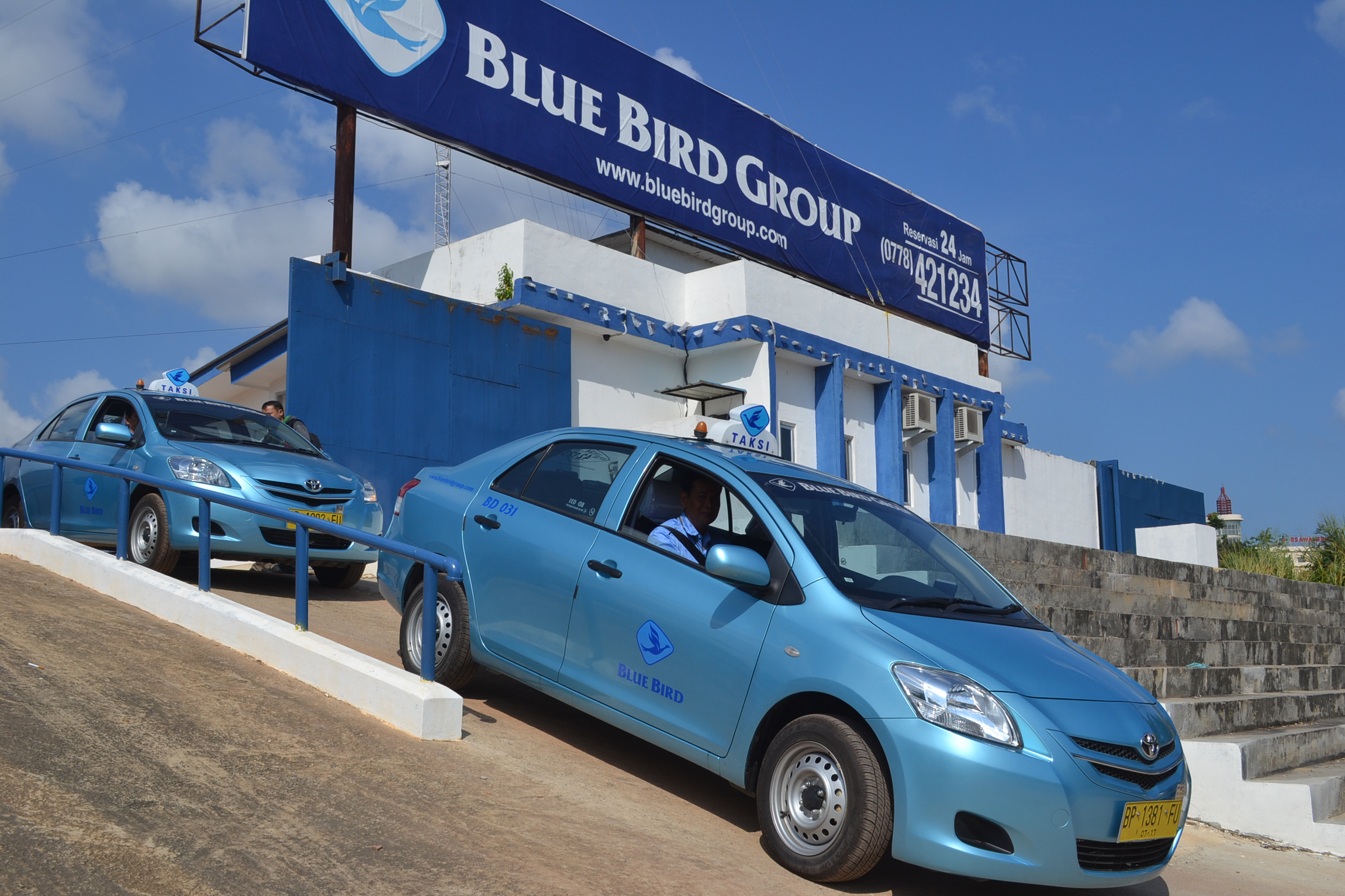 Sejumlah mobil taksi Blue Bird keluar dari poolnya 