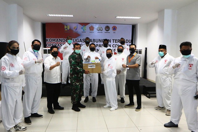 SATGAS Lawan Covid-19 yang dipimpin Wakil Ketua DPR RI Sufmi Dasco Ahmad memberikan sejumlah bantuan obat-obatan dan APD.