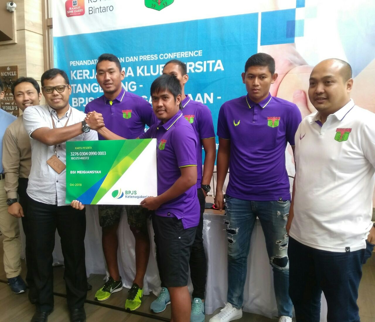 Manajer Persita I Nyoman Suryanthara (paling kanan) setuju jika Liga 1 dibatalkan
