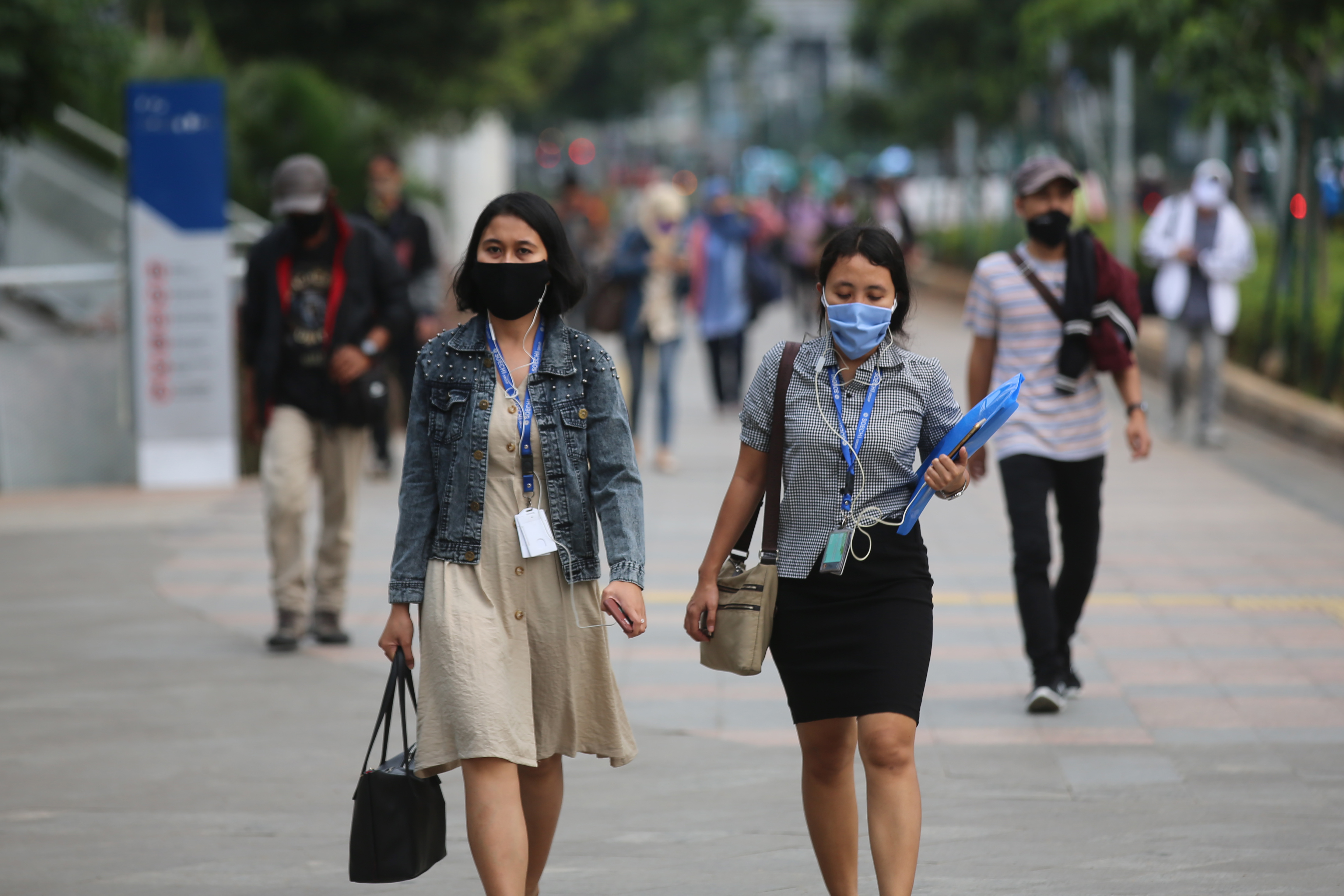 Di tengah penerapan PSBB, sejumlah pekerja berjalan di kawasan gedung perkantoran Jakarta.
