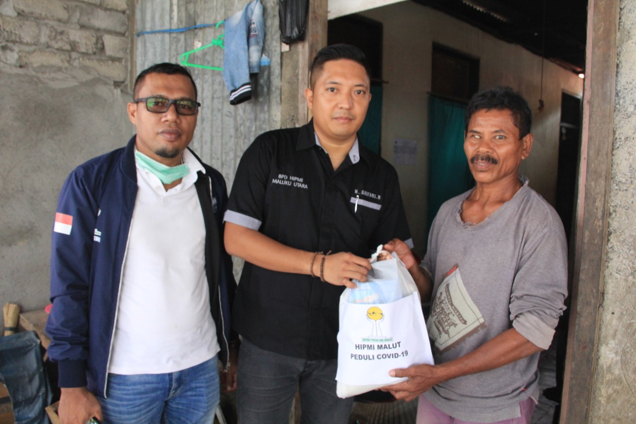 Ketua Umum HIPMI dan Pembina HIPMI Malut meyerahkan paket sembako kepada warga terdampak covid-19, Kamis (23/4/2020)