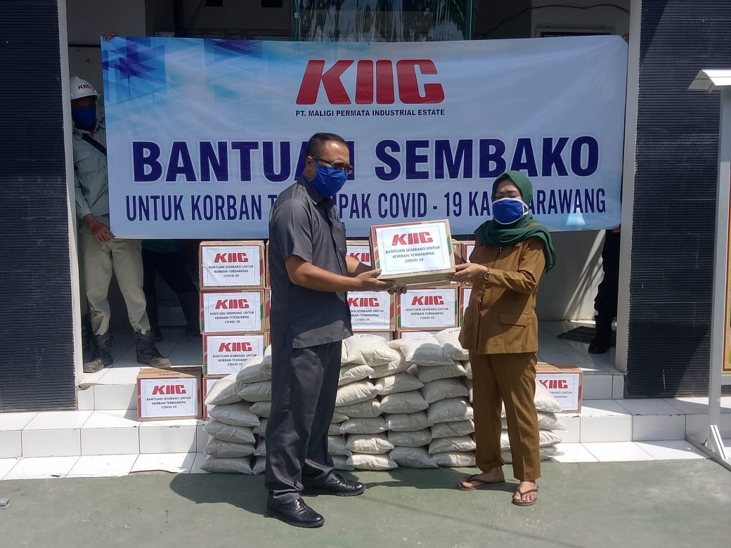 Sinar Mas Land melalui KIIC memberi bantuan untuk warga di Desa Sukaluyu dan Desa Puseurjaya di Kabupaten Karawang, Jawa Barat.