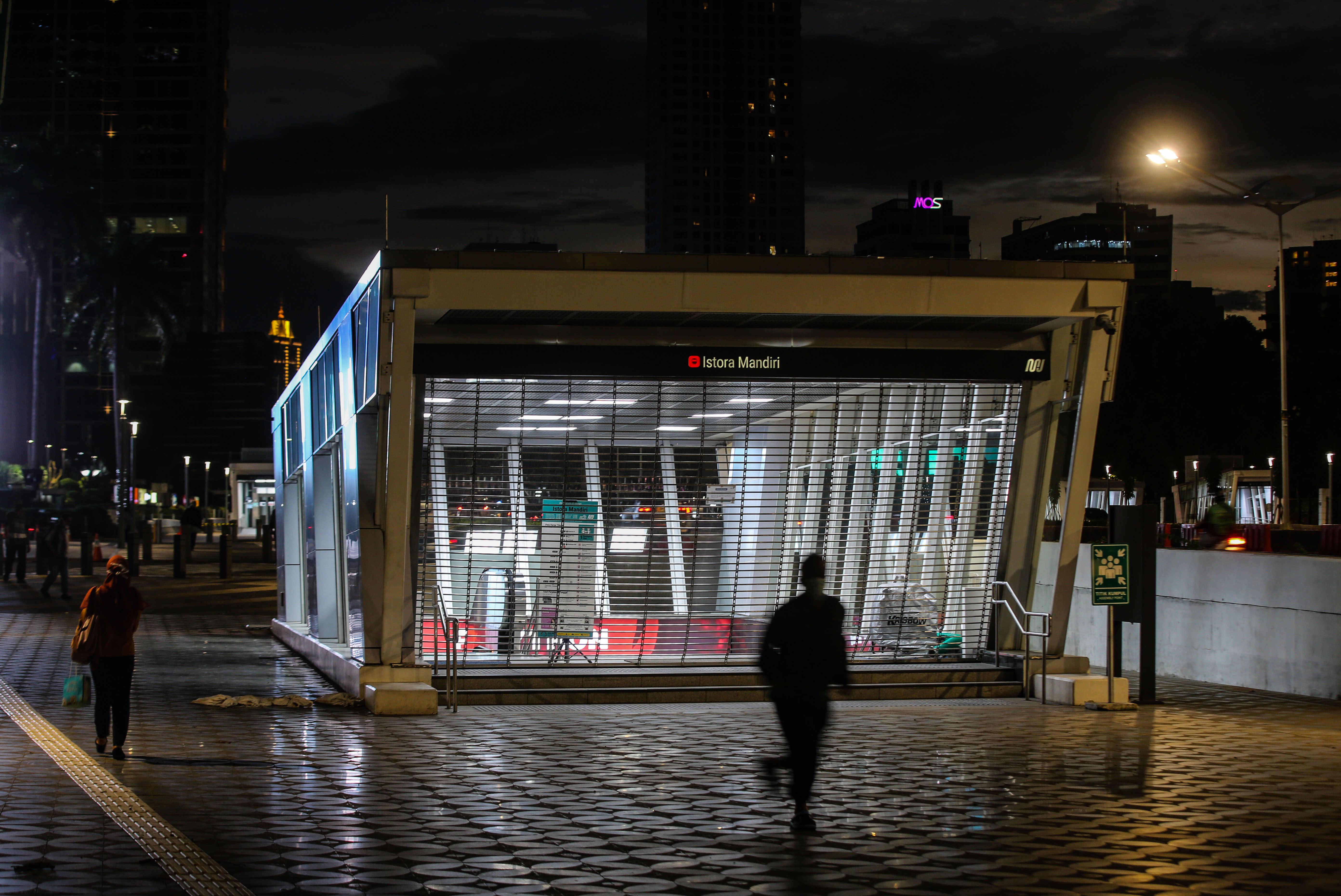 Pintu akses ke MRt Jakarra ditutup untuk mengurangi jumlah penumpang di masa pandemi covid-19