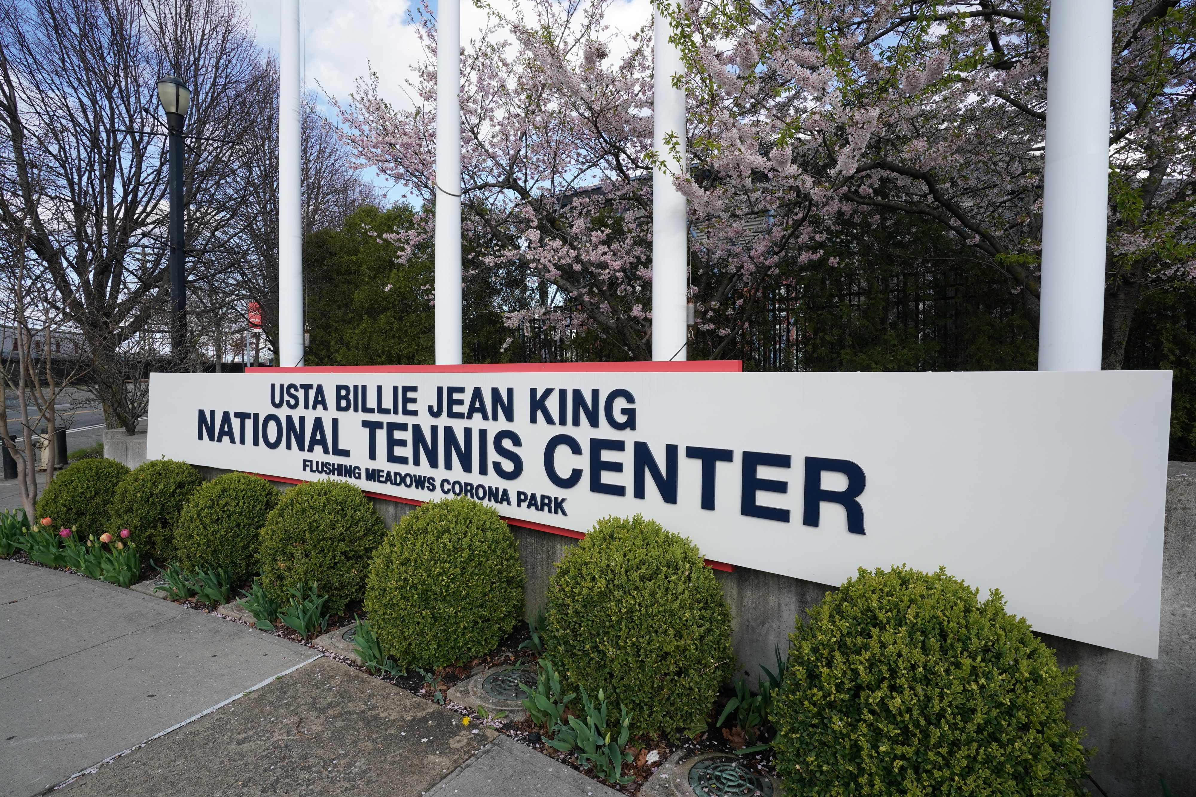 Rumah sakit lapangan sementara untuk pasien covid-19 di Billie Jean King Tennis Center.
