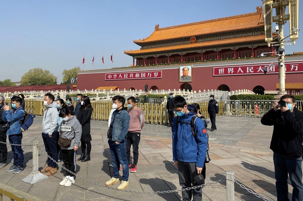 Warga di Beijing, Tiongkok, mengheningkan cipta untuk mengenang korban covid-19 pada Sabtu 4 April 2020 