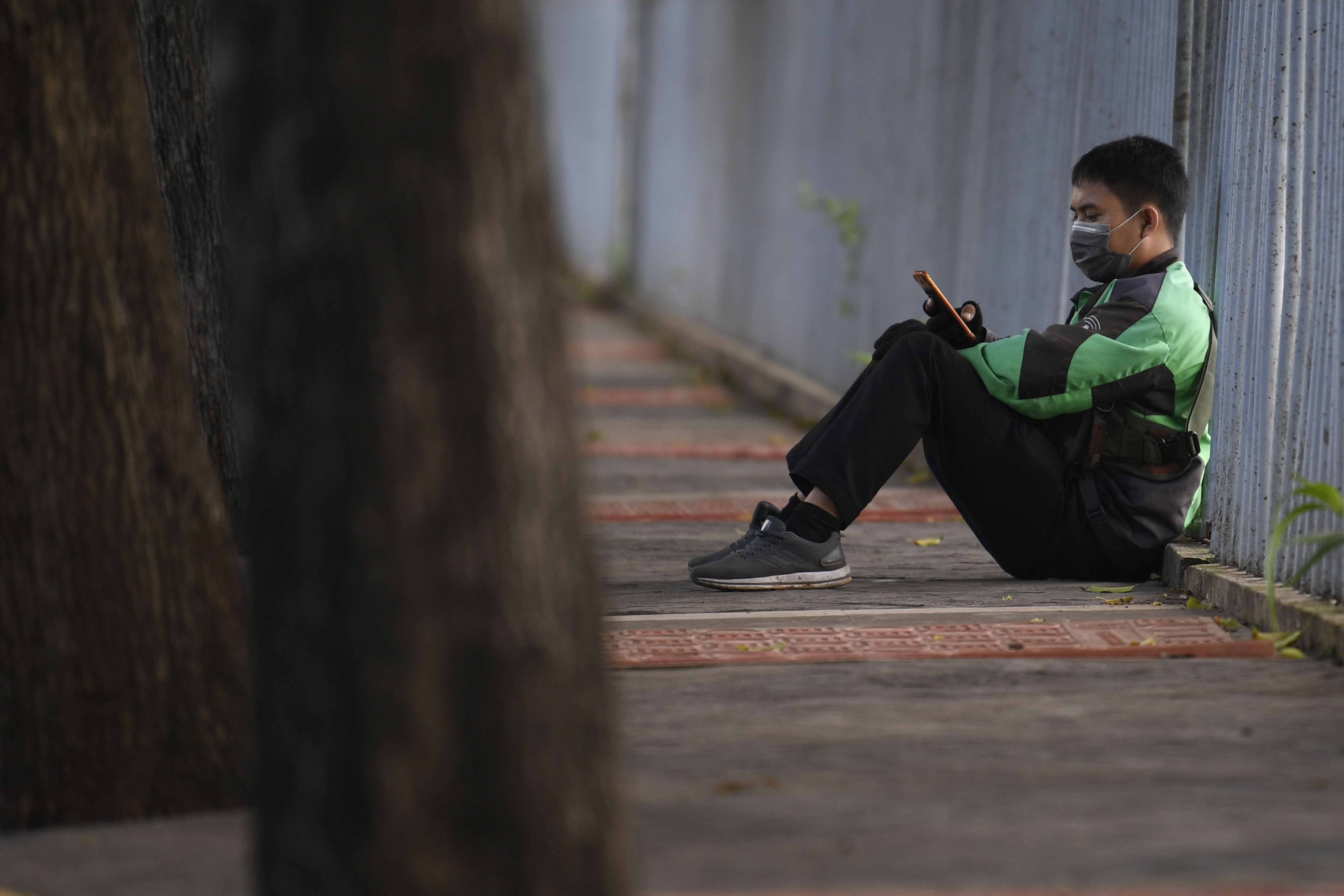 Pengemudi ojek online menunggu order