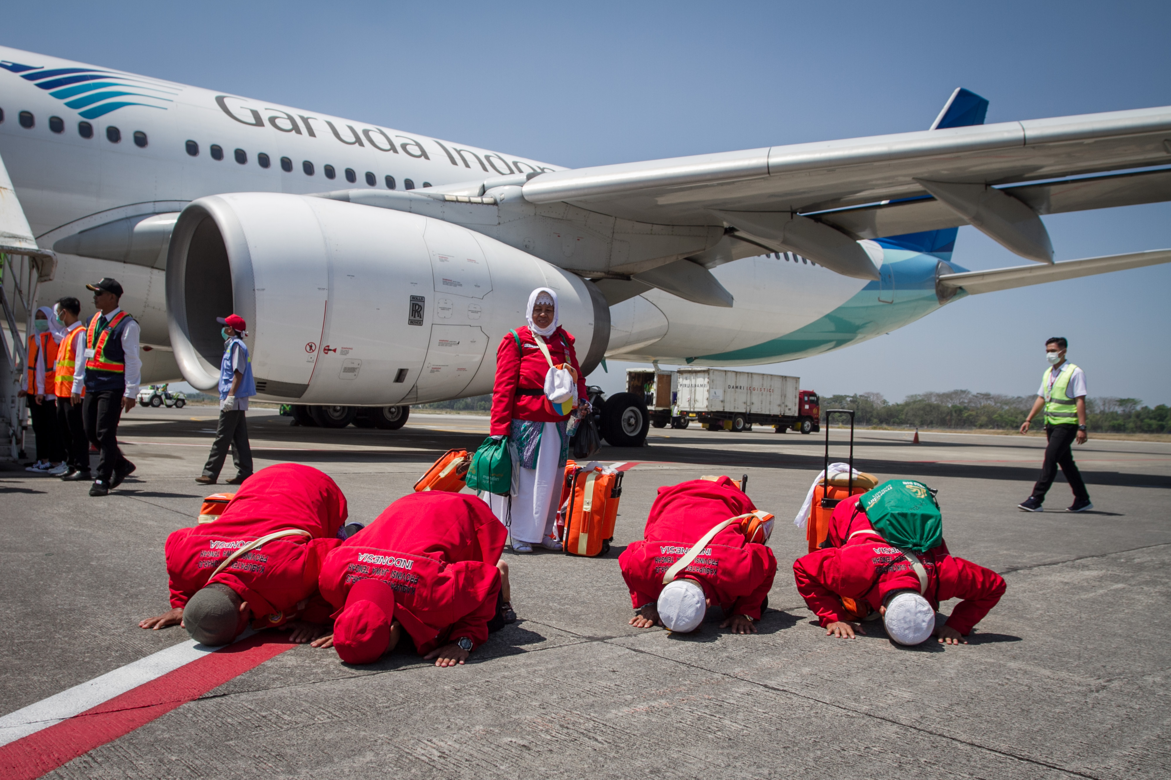 Jemaah haji melakukan sujud syukur setelah tiba di Bandara Adi Soemarmo, Boyolali, Jawa Tengah.