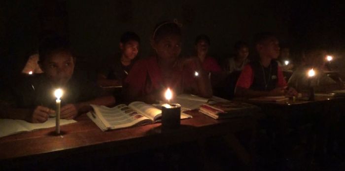 Bertahun-tahun anak-anak Desa Aransina, Kecamatan Ile Mandiri, Kabupaten Flores Timur belajar menggunakan penerang lilin.