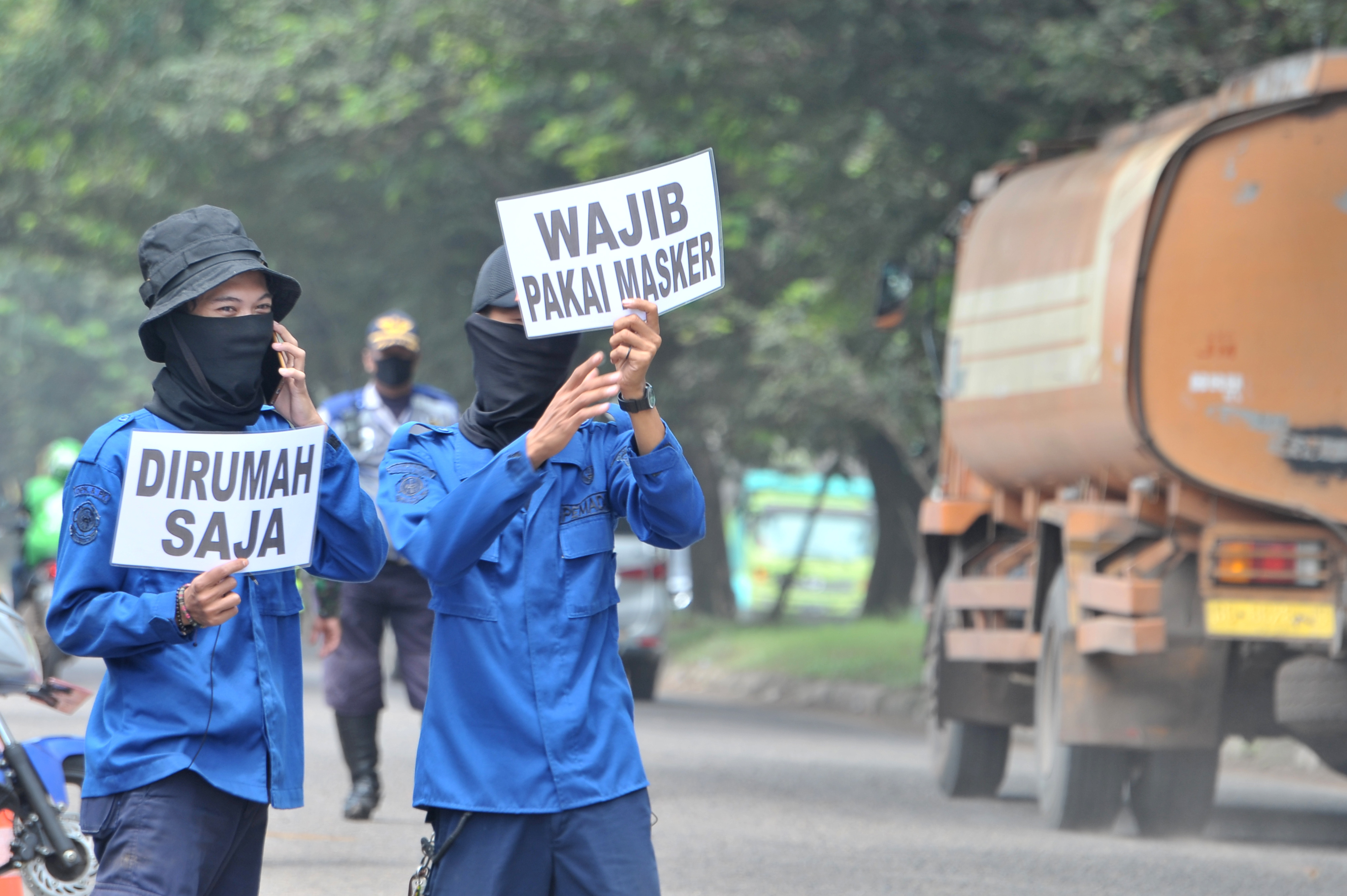 Petugas di Kota Palembang menunjukkan di check point perbatasan Palembang-Kabupaten Banyuasin Km12 Palembang, Sumatra Selatan.