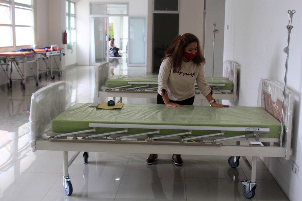 Petugas menyiapkan tempat tidur di Rumah Sakit FK Universitas Nusa Cendana Kupang, Nusa Tenggara Timur (NTT).