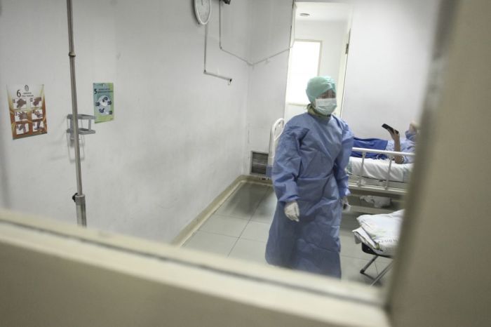 Ilustrasi - Petugas Medis yang merawat pasien Covid-19.