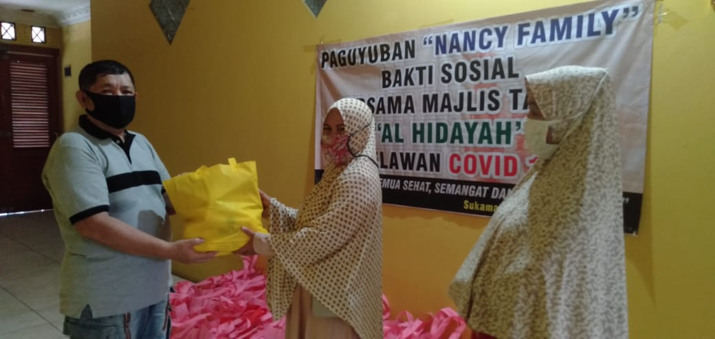 Legislator Kota Depok menyerahkan paket sembako bagi warga terdampak korona.