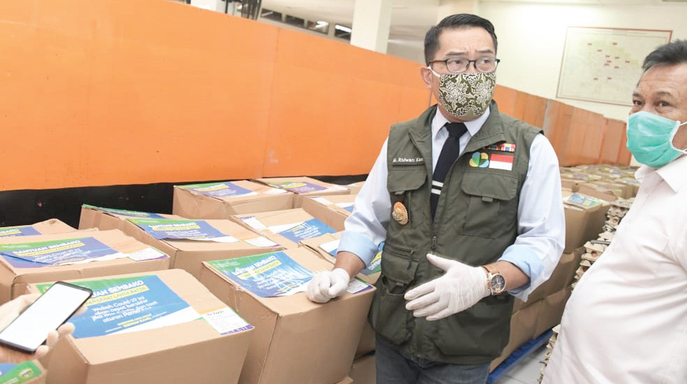 Gubernur Jawa Barat Ridwan Kamil bersama Ketua DPRD Jawa Barat Taufik Hidayat memantau pelepasan bantuan dari Pemerintah Provinsi Jawa Barat