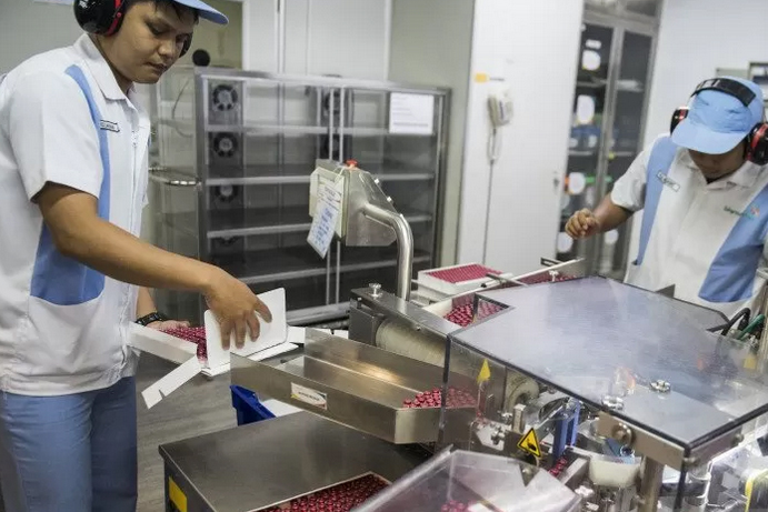 Pekerja memberikan label vaksin di Laboratorium Bio Farma, Bandung, Jawa Barat, Selasa (10/3/2020). 