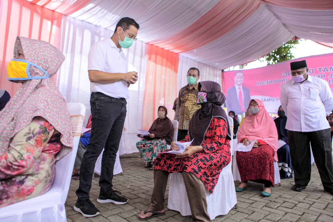 Mensos Juliari P Batubara menyapa KPM yang menerima Bantuan Sosial Tunai (BST) di Kantor Pos Curug, Suka Bakti, Kec Curug, Tangerang.