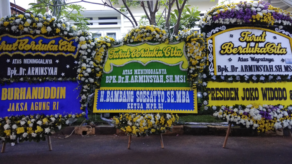 Karangan bunga ucapan belasungkawa di kediaman almarhum Wakil Jaksa Agung Arminsyah