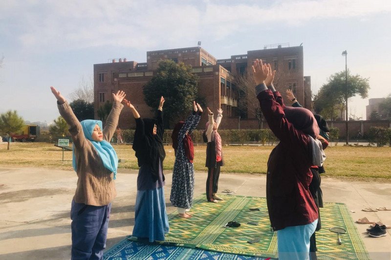 Kegiatan WNI yang berada di Pusat Karantina di Lahore, Pakistan. 