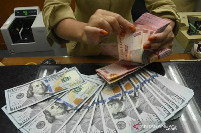 upiah Senin sore (27/4) ditutup menguat 15 poin menjadi Rp15.385 per dolar AS.