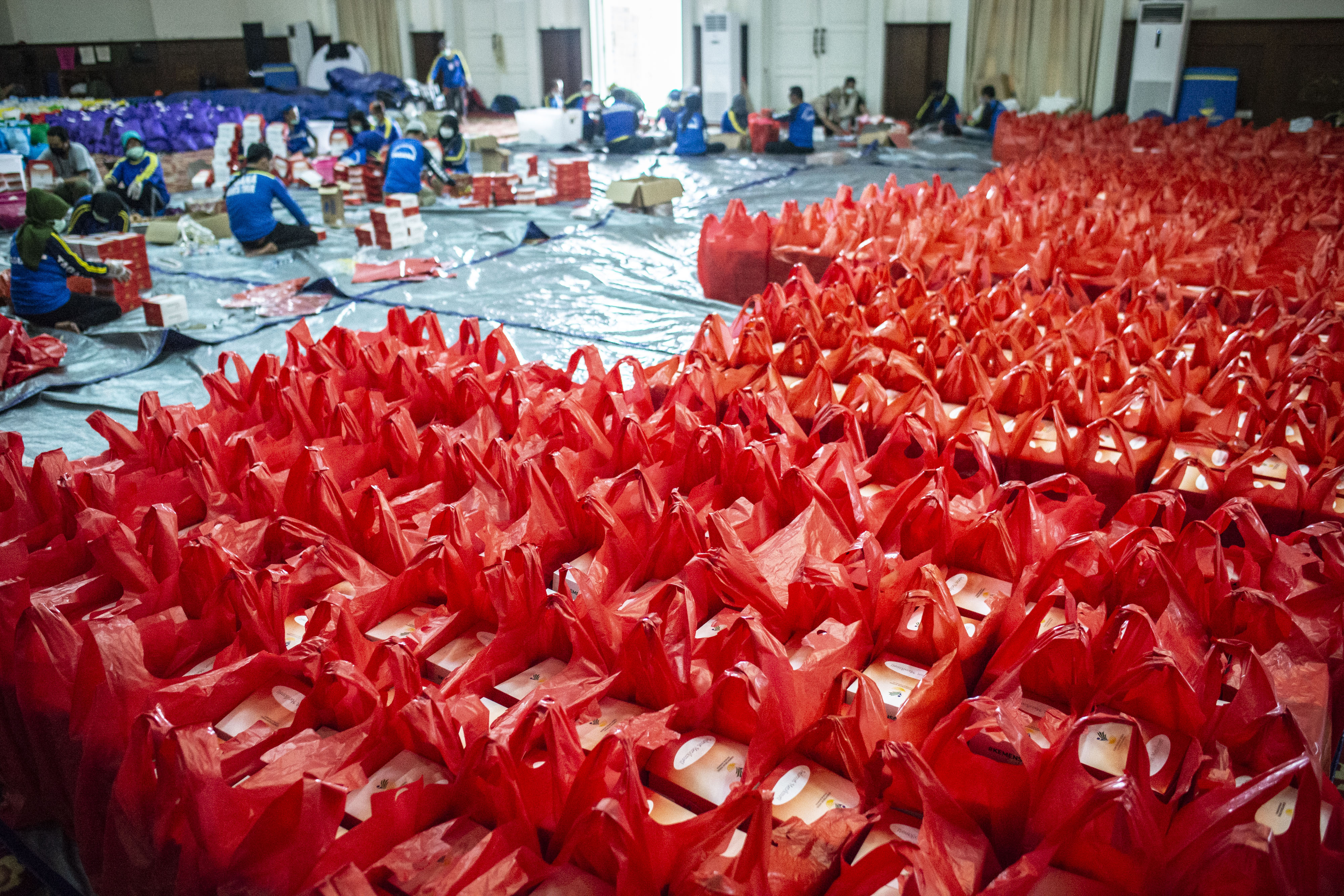  Kepala Divisi Perkulakan Retail Distribusi PD Pasar Jaya, Edison Sembiring mengklaim, pendistribusian bansos berupa sembako itu sudah 90%.