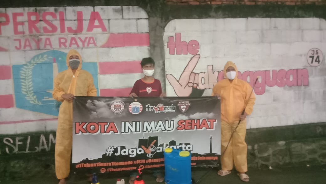 Salah satu contoh Alat Pelindung Diri  (APD) untuk tim medis yang diproduksi The Jakmania.