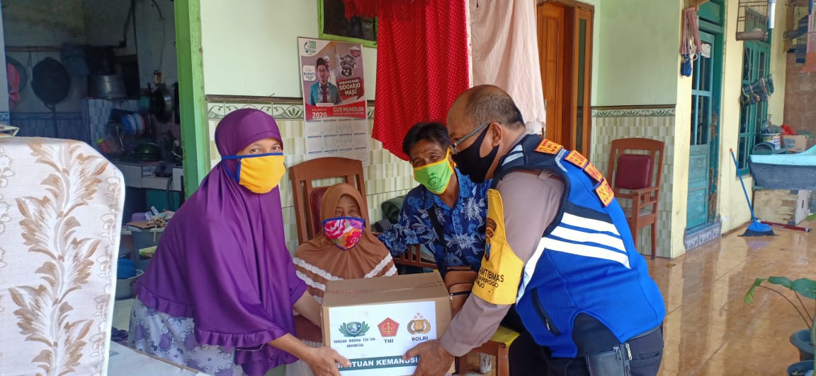 TNI-Polri memberikan bantuan paket sembako door to door di Sidoarjo, Jawa Timur.