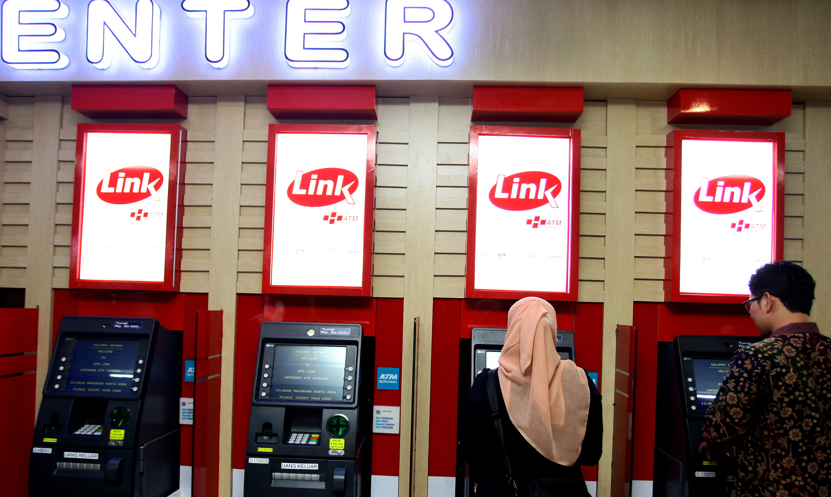 Masyarakat melakukan transaksi di Link ATM Himbara.