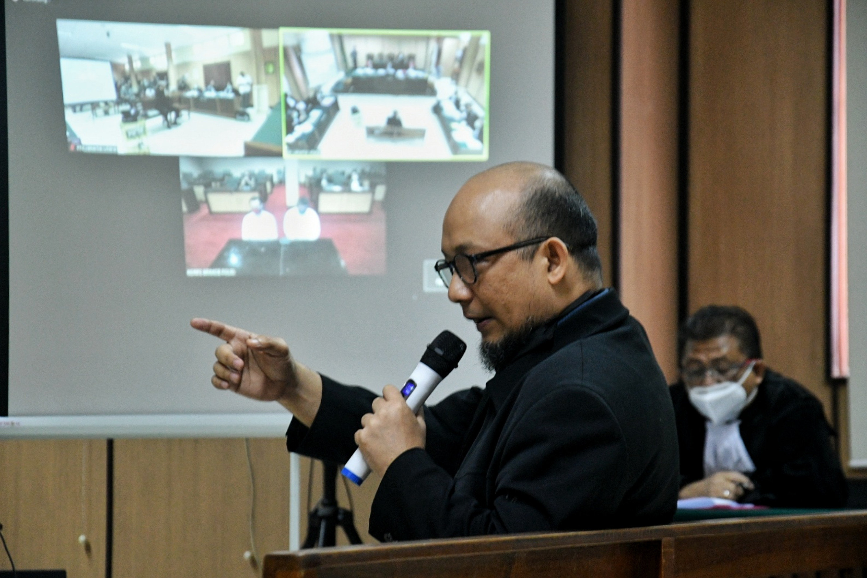 Penyidik senior Komisi Pemberantasan Korupsi (KPK), Novel Baswedan saat bersaksi dalam sidang kasus penyiraman air keras