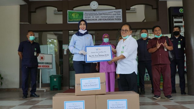 Anggota DPR RI Eva Yuliana membagikan sejumlah bantuan untuk percepatan penanganan pandemi Covid-19 di Solo Raya. 