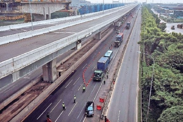 Polisi lalu lintas melakukan penyekatan kendaraan di Tol Jakarta-Cikampek, Cikarang, Jawa Barat, kemarin 