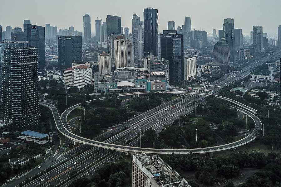 Foto udara kawasan Semanggi, Jakarta, yang lengang selama penerapan PSBB.