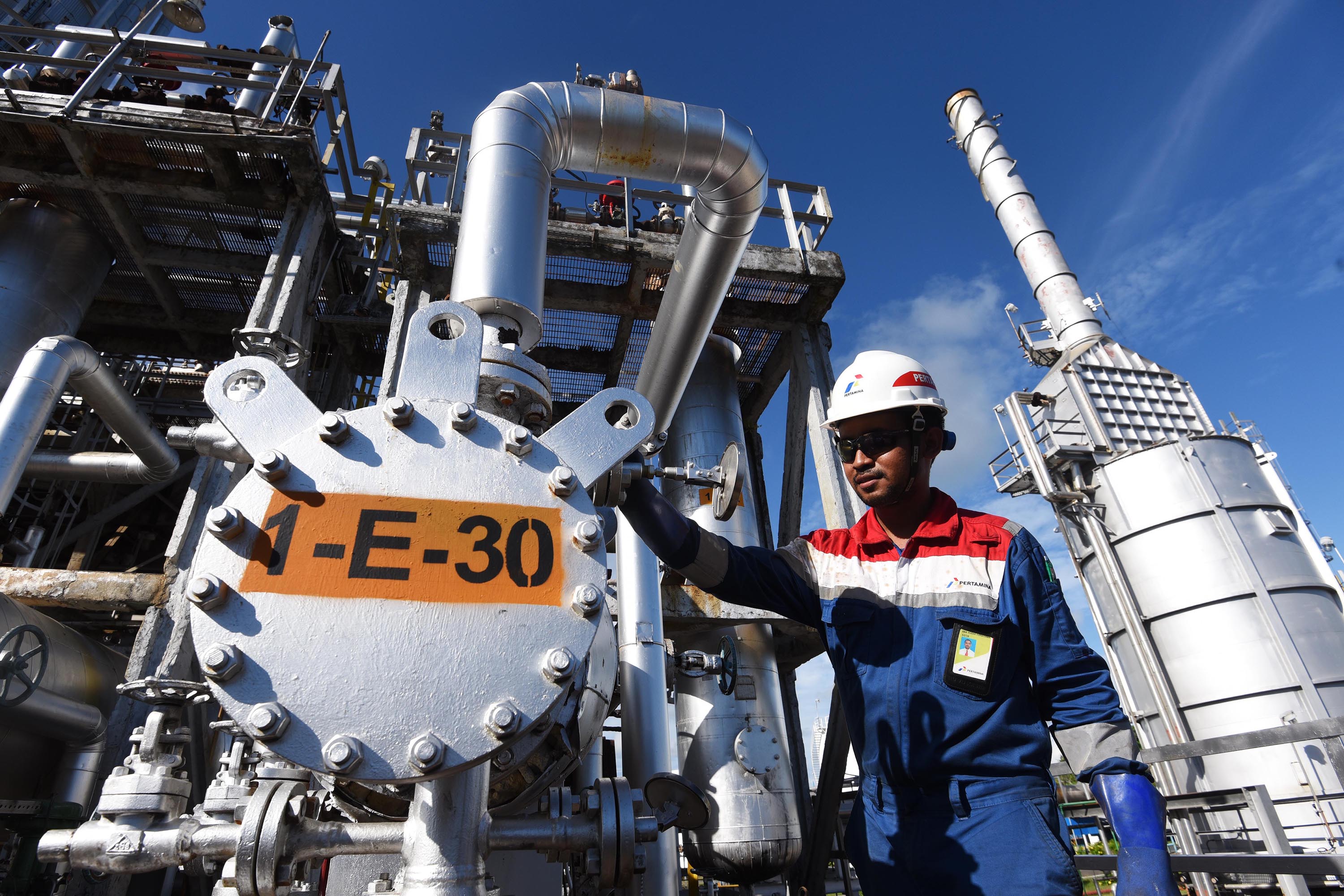 Pekerja mengecek proses produksi di Kilang Pengolahan Pertamina Unit VII Kasim, Sorong, Papua Barat.